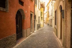 Una tradizionale via nel centro di Gargnano, Lombardia, Italia.
