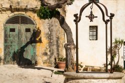 Una tranquilla piazzetta nel centro storico di Mdina, Malta.

