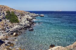 Una tranquilla spiaggetta rocciosa sull'isola di Syros, Cicladi, Grecia.

