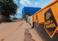 Una tranquilla strada nella città di Kampala, Uganda: le aree al di fuori del centro della capitale sono le più vecchie e spesso non si presentano in buono stato di conservazione- ...