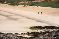 Panorama su una spiaggia dell'isola di Lewis and Harris, Scozia - Visto dall'alto appare di dimensioni ancora più ampie: il litorale di quest'isola della Scozia è un'immensa ...