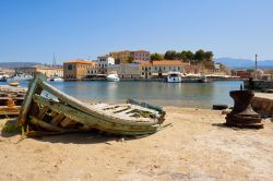 Una vecchia barca di legno usurata nel porto di Chania, isola di Creta - © Alena Stalmashonak / Shutterstock.com