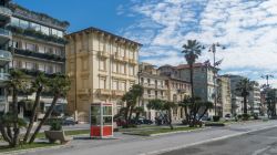 Una vecchia cabina telefonica sul lungomare di Viareggio, provincia di Lucca, Toscana.

