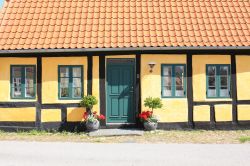 Una vecchia casa a graticcio a Saeby, Danimarca. Questo centro abitato danese è situato sulla costa orientale della penisola dello Jutland.




