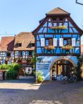 Una vecchia casa a graticcio nel centro storico di Eguisheim, Francia - © CRISTIAN IONUT ZAHARIA / Shutterstock.com