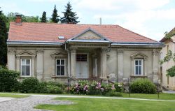 Una vecchia casa con porticato e colonne nella città di Lendava, Slovenia.



