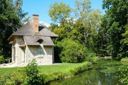 Una vecchia casa di Rambouillet vicino a un laghetto, Francia.
