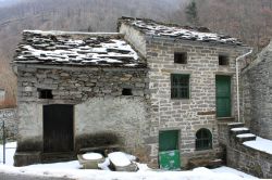 Una vecchia casa in pietra a Rosazza, Piemonte. Siamo in un piccolo paesino nella Valle del Cervo stretta fra quella del Lys e la Valsesia.
