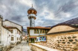 Una vecchia casa ottomana a Amasya, Turchia, vista dal fiume Yesilirmak. Questa popolare località turistica si trova nel medio Mar Nero e venne fondata sulle pendici del monte Harsena ...