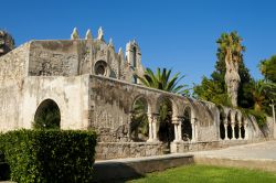 Una vecchia chiesa dell'Arcidiocesi di Siracusa, Sicilia, immersa nel verde di una parco.
