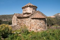 Una vecchia chiesa dell'isola di Naxos, Grecia - Una delle graziose chiesette che sorgono nell'entroterra di Naxos © Alberto Loyo / Shutterstock.com