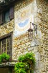 Una vecchia clessidra sulla facciata di un edificio a Perouges, Francia.

