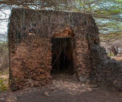 Una vecchia costruzione del villaggio di Takwa, Manda Island, Kenya. I materiali con cui vengono edificate le case sono di provenienza locale: calcare corallino e legno di mangrovia.
