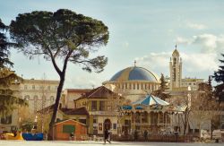 Una vecchia giostra in piazza Scanderbeg a Tirana, Albania. Sullo sfondo, palazzi storici e edifici religiosi - © Alla Simacheva / Shutterstock.com