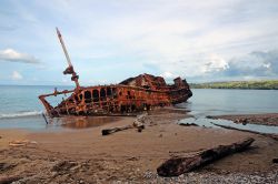 Una vecchia nave spiaggiata sulla sabbia del litorale a Honiara, isole Solomone. Risale all'epoca del secondo conflitto mondiale.

