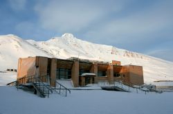 Una vecchia piscina nella città di Pyramiden, Svalbard. Questa cittadina fu abbandonata, così come questo centro acquatico, dai russi. 



