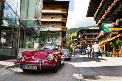 Una vecchia Porsche 356 parcheggiata lungo una strada a Saalbach-Hinterglemm (Austria) in attesa del Saalbach Classic Rally - © josefkubes / Shutterstock.com