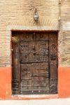 Una vecchia porta di legno decorata nel centro di Estella, Spagna.

