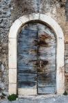 Una vecchia porta di legno in una casa del villaggio storico di Popoli, Abruzzo - © TTL media / Shutterstock.com