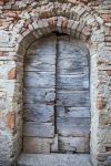 Una vecchia porta in legno con chiavistello nella città di Ripatransone, Marche, Italia. Passeggiando per il centro storico del borgo medievale se ne possono scorgere angoli pittoreschi.
 ...