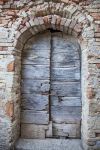 Una vecchia porta in legno con chiavistello nella città di Ripatransone, Marche, Italia. Passeggiando per il centro storico del borgo medievale se ne possono scorgere angoli pittoreschi.
 ...