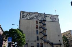 Una vecchia pubblicità sportiva canadaese sulla facciata di un edificio di Winnipeg, Manitoba - © SBshot87 / Shutterstock.com