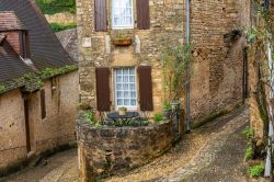 Una vecchia stradina del centro storico di Beynac-et-Cazenac, Francia: le case e la pavimentazione dei vicoli è in pietra - © Alexey Tyurin / Shutterstock.com