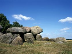 Una vecchia tomba di pietra nella provincia della Drenthe, Paesi Bassi. In olandese questo tipo di costruzione viene chiamata Hunebed.
