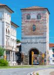 Una vecchia torre con ingresso nel centro storico di Udine, Friuli Venezia Giulia - © Rsphotograph / Shutterstock.com