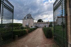 Una vecchia villa a Romaneche-Thorins, Francia. Siamo nella regione della Borgogna-Franca Contea - © Pascal_p10 / Shutterstock.com