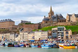 Una veduta d'insieme della parte antica di Granville (Francia), all'interno delle mura, e della parte più moderna, con il porto - foto © Boris Stroujko / Shutterstock.com ...