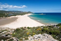 Una veduta dall'alto della spiaggia di Chia nel sud della Sardegna