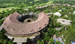 Una veduta dall'alto del Mission Hill Haikou con i campi da golf sullo sfondo, Cina. Destinazione fra le più suggestive per chi cerca strutture sportive, questa location è ...