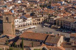 Una veduta dall'alto di Plaza Major a Trujillo, Spagna. Questo monumentale spazio urbano è dominato da una statua equestre di Pizarro realizzata in bronzo.
