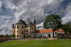 Una veduta dei giardini del castello di Litomysl, Repubblica Ceca. Il palazzo, situato a pochi passi dal centro del paese, sorge accanto ad un monastero ed è circondato da uno splendido ...