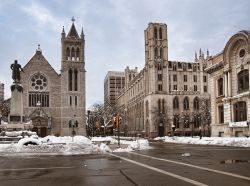 Una veduta del centro cittadino di Syracuse dal Columbus Circle, New York, USA. La foto è stata scattata dopo una nevicata in occasione del Giorno del Ringraziamento - © debra millet ...