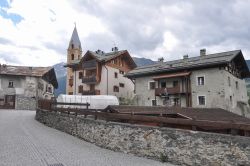 Una veduta del centro medievale di Bormio in ...