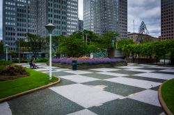 Una veduta del Gateway Center Park nella downtown di Pittsburgh, Pennsylvania (USA), in una giornata nuvolosa.
