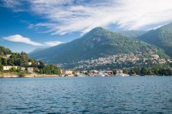 Una veduta del lago di Como, Lombardia: Tavernola con le colline sullo sfondo e la città di Cernobbio (Lombardia).



