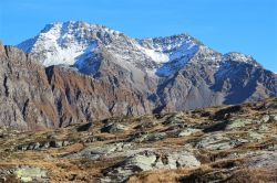 Una veduta del passo del San Bernardino, Svizzera. Questo valico alpino è situato nel cantone dei Grigioni sullo spartiacque fra il bacino del Po e quello del Reno.



