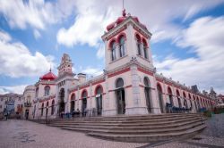Una veduta del pittoresco edificio che ospita il mercato della città di Loulé, Portogallo.



