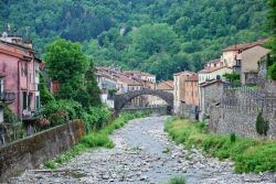 Una veduta del ponte Grecino sul torrente Crovana a Varese Ligure, Liguria - © Fabio Caironi / Shutterstock.com