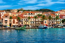 Una veduta del porto de La Maddalena, Sassari, con le barche ormeggiate (Sardegna).  Sullo sfondo, la case di questa bella località fotografata in una giornata di sole - © ddproimages ...