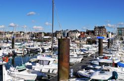 Una veduta del porto di Dieppe, Alta Normandia, Francia. Questo Comune francese situato nel dipartimento della Senna Marittima ha svolto un ruolo importante nella storia della navigazione: proprio ...