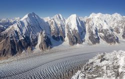 Una veduta del Ruth Glacier nel Parco Nazionali di Denali, Alaska. Questo ghiacciaio si muove alla velicità di 1 metro al giorno. Nel 1983 il suo spessore era stato misurato in 1200 metri.



 ...