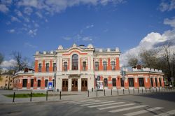 Una veduta del teatro AS Pushkin a Pskov, Russia. E' il più antico teatro della città: il nome venne dato in onore del famoso poeta russo. Iniziato a costruire nel 1899, venne ...