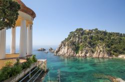 Una veduta del tempio e del mare dai giardini botanici di Mar i Murtra a Blanes, Costa Brava, Spagna. I giardini furono creati su progetto di Josep Goday, architetto e storico dell'arte ...