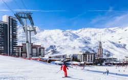 Una veduta del villaggio di Les Menuires, Francia, ski resort della Val Thorens - © nikolpetr / Shutterstock.com
