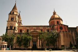 Una veduta della cattedrale di Acireale, Sicilia.  Ai lati della facciata svettano due campanili identici ma non coevi; la cupola, iniziata nel 1655, fu completata solo nel 1732 su progetto ...