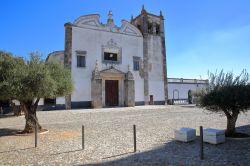 Una veduta della chiesa di Santa Maria a Serpa, Portogallo. In uno slargo intitolato a due santi portoghesi, Proculo e Hilariao, s'innalza la chiesetta gotica di Santa Maria. La torre campanaria, ...